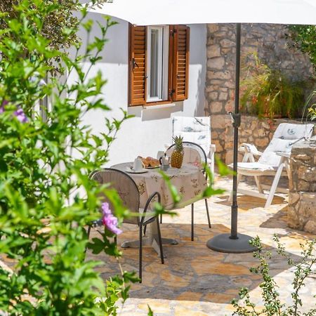 Apartments Jelena Supetar - Four Apartments - A Small House With A Private Yard - Two-Room Apartment With A Sea View - Studio Apartment - Two-Room Apartment With Garden View- Free Parking Kültér fotó
