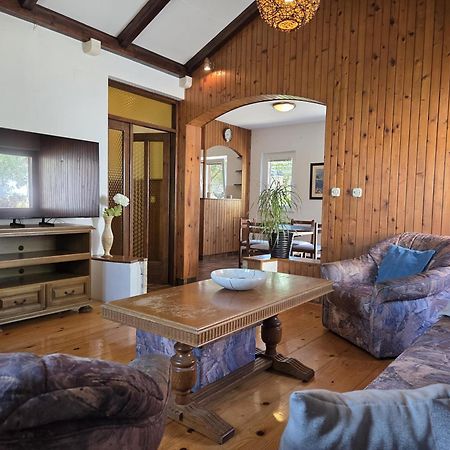 Apartments Jelena Supetar - Four Apartments - A Small House With A Private Yard - Two-Room Apartment With A Sea View - Studio Apartment - Two-Room Apartment With Garden View- Free Parking Kültér fotó