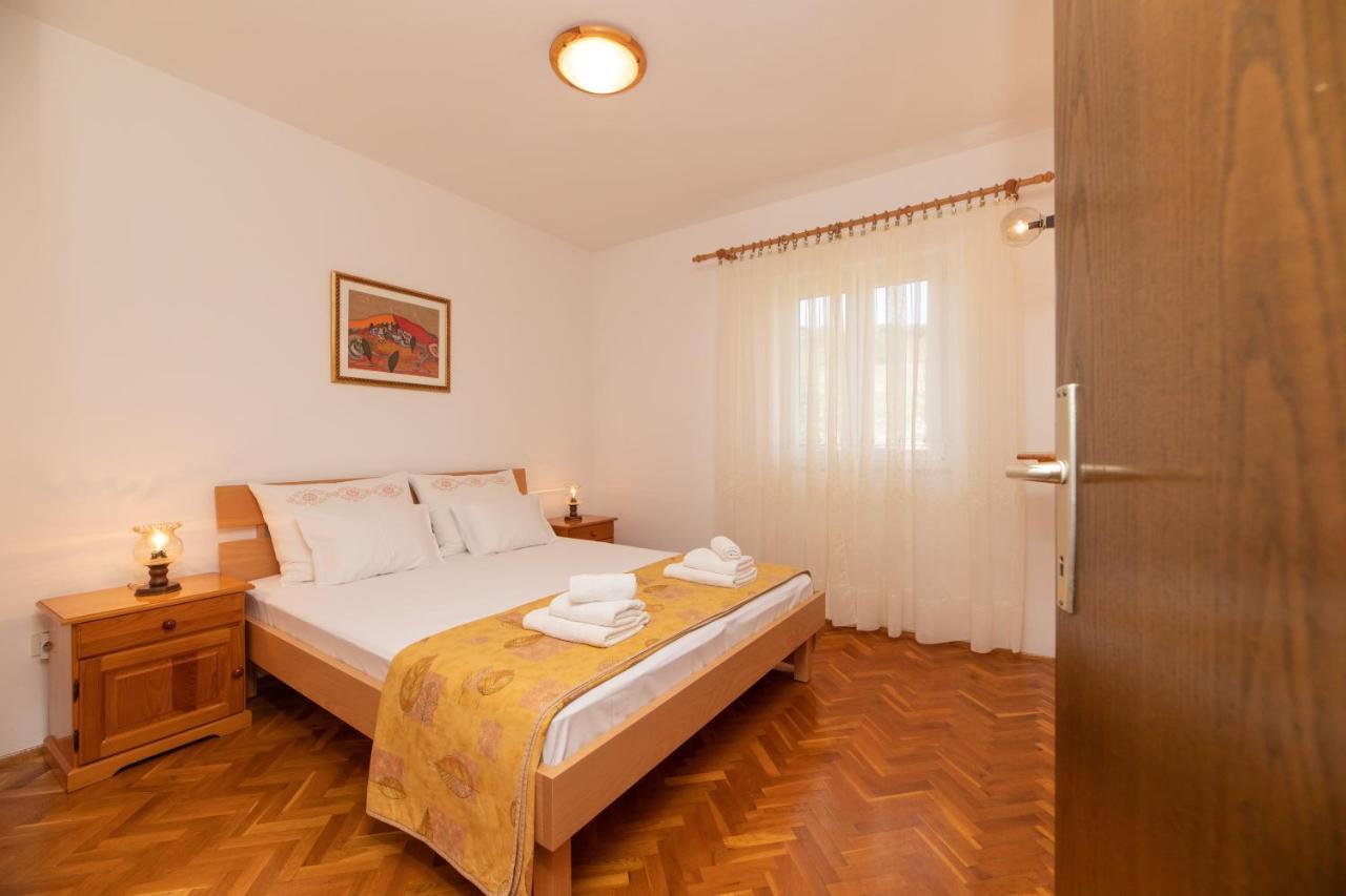 Apartments Jelena Supetar - Four Apartments - A Small House With A Private Yard - Two-Room Apartment With A Sea View - Studio Apartment - Two-Room Apartment With Garden View- Free Parking Kültér fotó