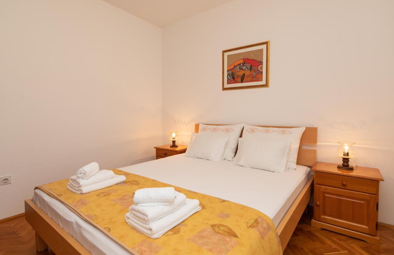 Apartments Jelena Supetar - Four Apartments - A Small House With A Private Yard - Two-Room Apartment With A Sea View - Studio Apartment - Two-Room Apartment With Garden View- Free Parking Kültér fotó