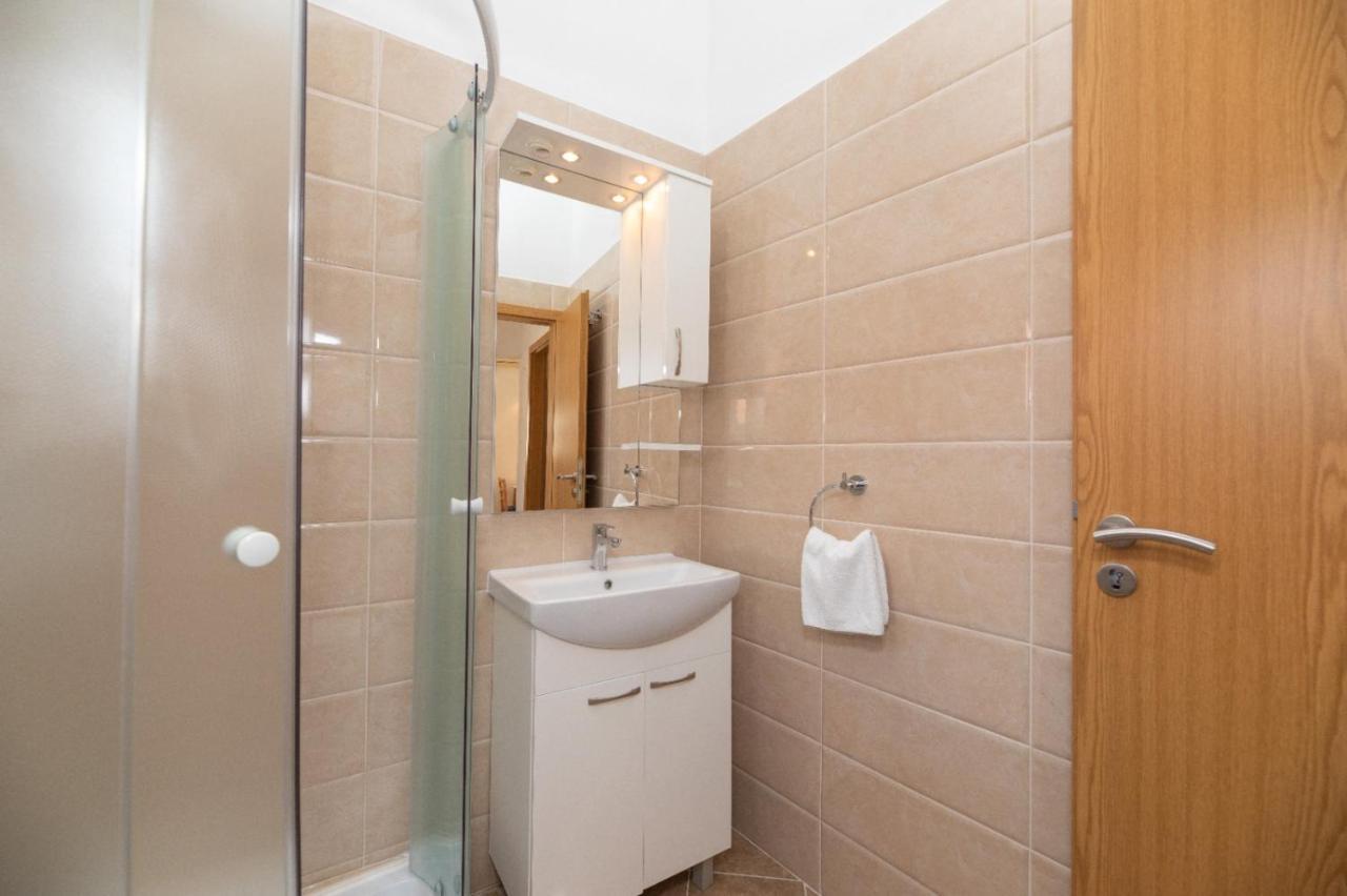 Apartments Jelena Supetar - Four Apartments - A Small House With A Private Yard - Two-Room Apartment With A Sea View - Studio Apartment - Two-Room Apartment With Garden View- Free Parking Kültér fotó