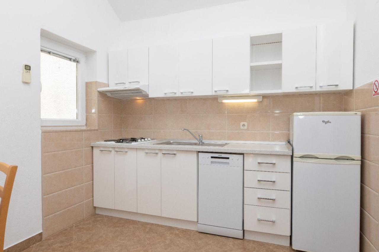Apartments Jelena Supetar - Four Apartments - A Small House With A Private Yard - Two-Room Apartment With A Sea View - Studio Apartment - Two-Room Apartment With Garden View- Free Parking Kültér fotó