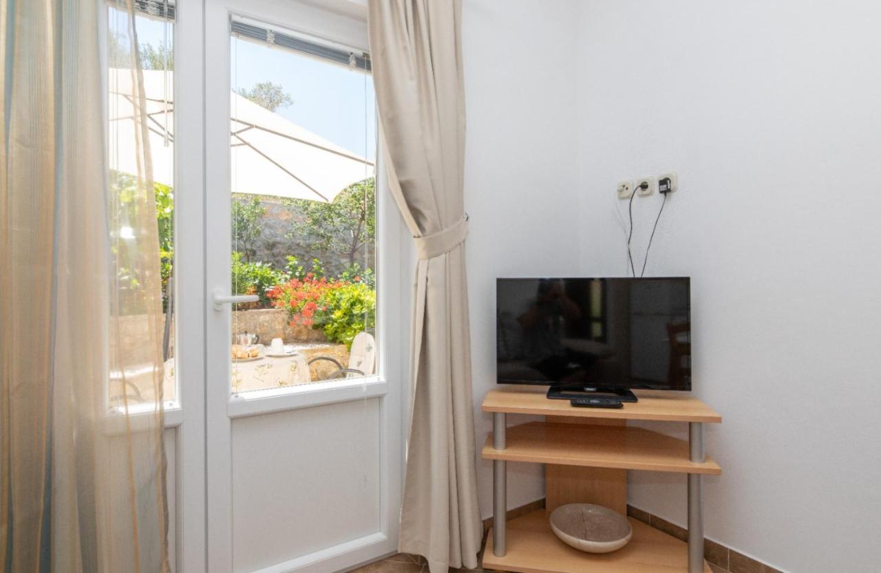 Apartments Jelena Supetar - Four Apartments - A Small House With A Private Yard - Two-Room Apartment With A Sea View - Studio Apartment - Two-Room Apartment With Garden View- Free Parking Kültér fotó