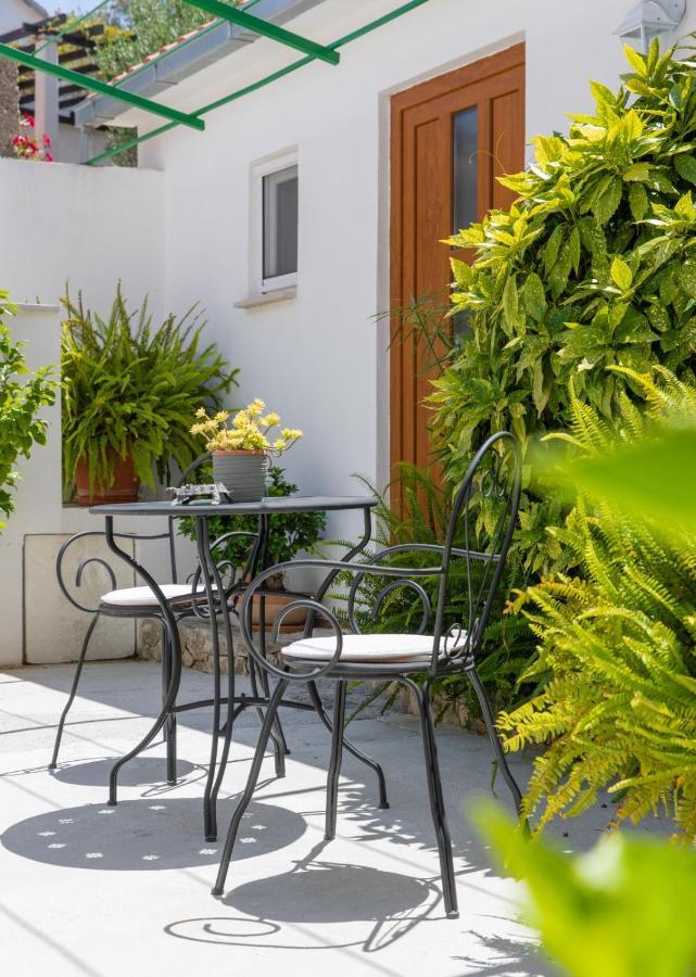 Apartments Jelena Supetar - Four Apartments - A Small House With A Private Yard - Two-Room Apartment With A Sea View - Studio Apartment - Two-Room Apartment With Garden View- Free Parking Kültér fotó