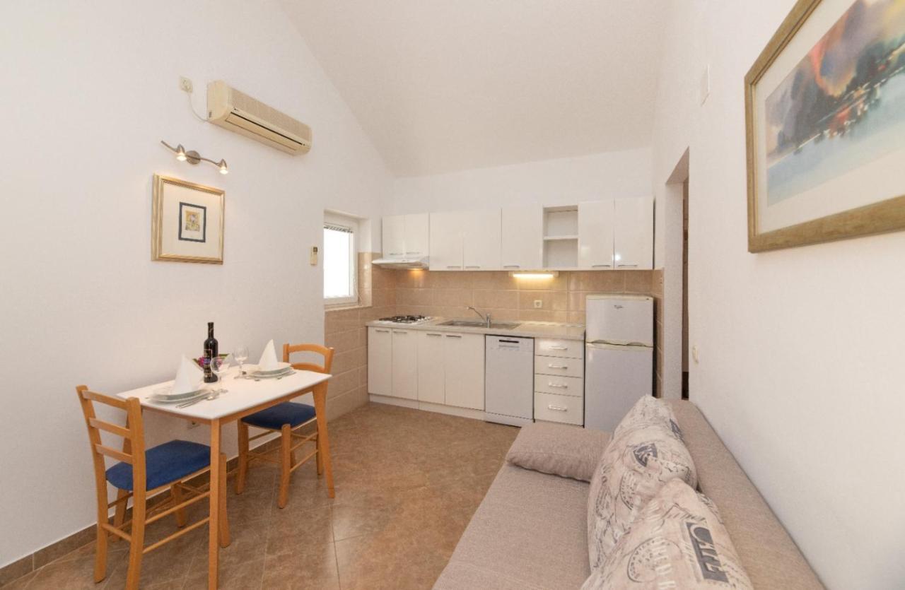 Apartments Jelena Supetar - Four Apartments - A Small House With A Private Yard - Two-Room Apartment With A Sea View - Studio Apartment - Two-Room Apartment With Garden View- Free Parking Kültér fotó