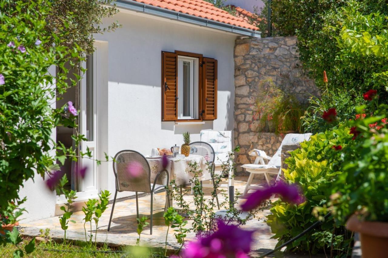 Apartments Jelena Supetar - Four Apartments - A Small House With A Private Yard - Two-Room Apartment With A Sea View - Studio Apartment - Two-Room Apartment With Garden View- Free Parking Kültér fotó