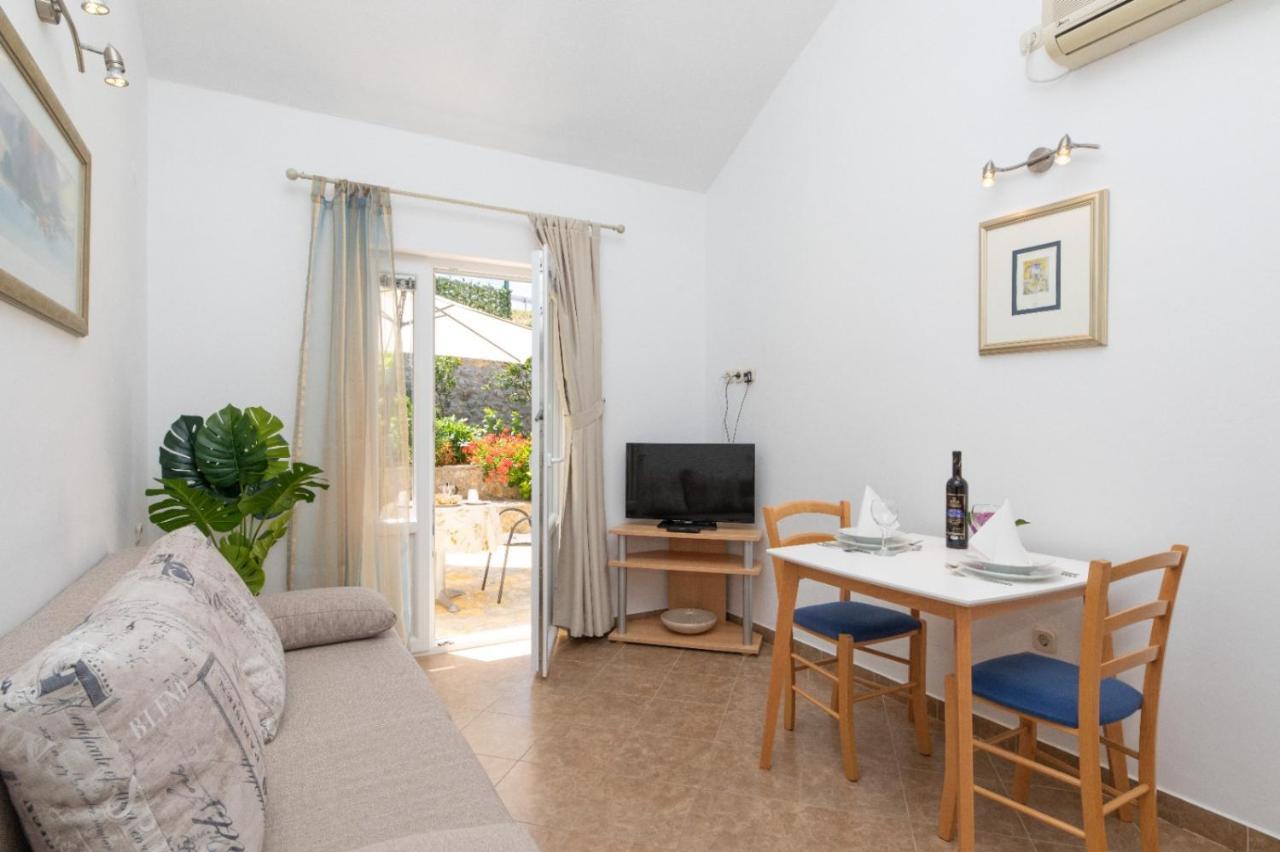 Apartments Jelena Supetar - Four Apartments - A Small House With A Private Yard - Two-Room Apartment With A Sea View - Studio Apartment - Two-Room Apartment With Garden View- Free Parking Kültér fotó