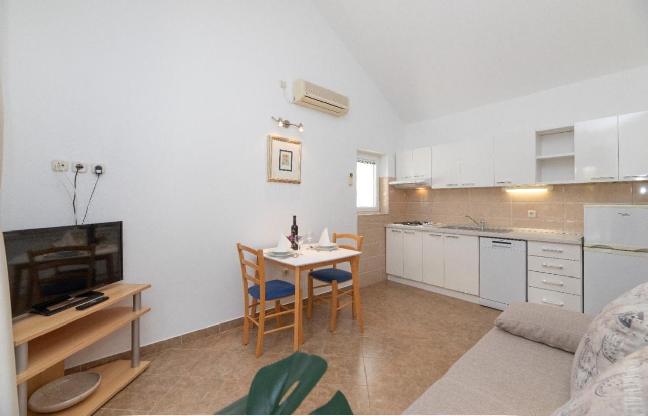 Apartments Jelena Supetar - Four Apartments - A Small House With A Private Yard - Two-Room Apartment With A Sea View - Studio Apartment - Two-Room Apartment With Garden View- Free Parking Kültér fotó