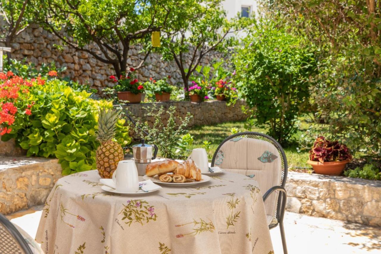 Apartments Jelena Supetar - Four Apartments - A Small House With A Private Yard - Two-Room Apartment With A Sea View - Studio Apartment - Two-Room Apartment With Garden View- Free Parking Kültér fotó