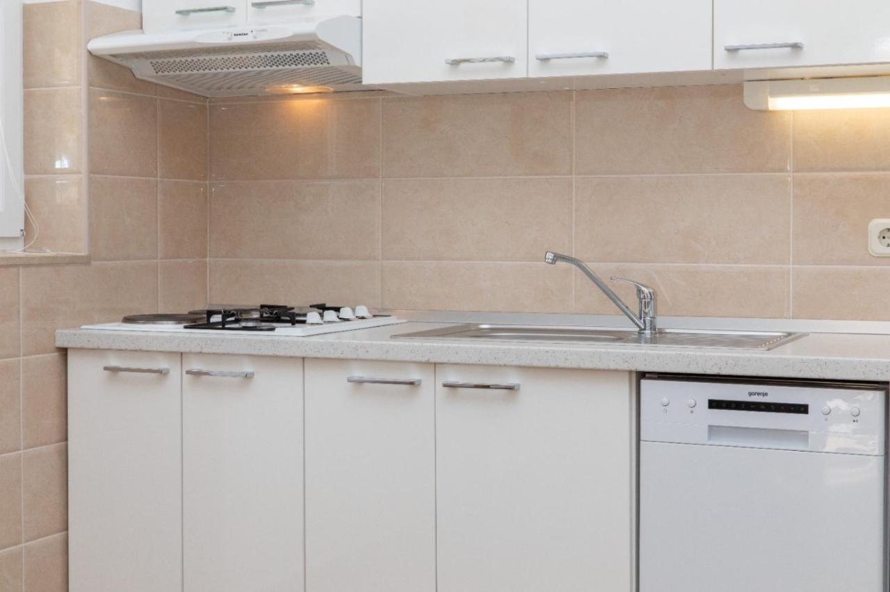 Apartments Jelena Supetar - Four Apartments - A Small House With A Private Yard - Two-Room Apartment With A Sea View - Studio Apartment - Two-Room Apartment With Garden View- Free Parking Kültér fotó