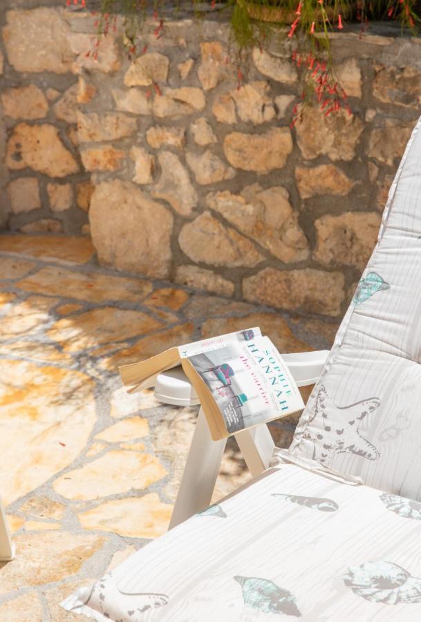 Apartments Jelena Supetar - Four Apartments - A Small House With A Private Yard - Two-Room Apartment With A Sea View - Studio Apartment - Two-Room Apartment With Garden View- Free Parking Kültér fotó