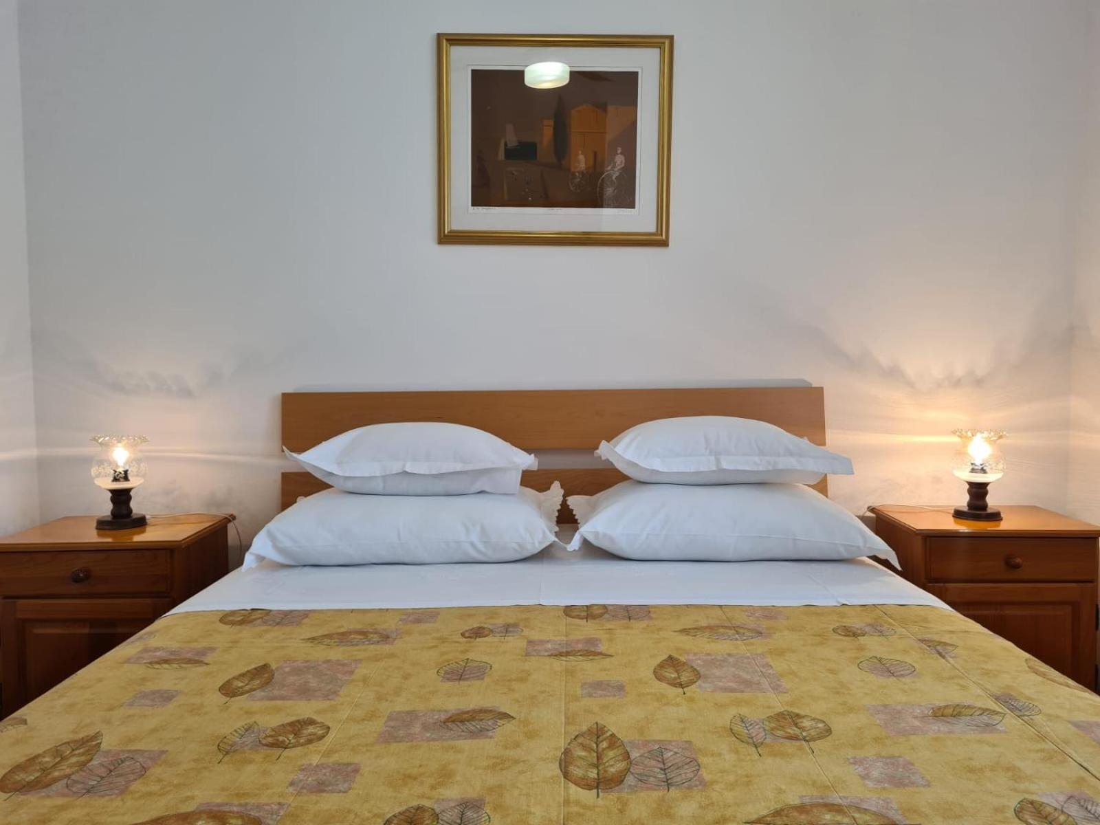 Apartments Jelena Supetar - Four Apartments - A Small House With A Private Yard - Two-Room Apartment With A Sea View - Studio Apartment - Two-Room Apartment With Garden View- Free Parking Kültér fotó