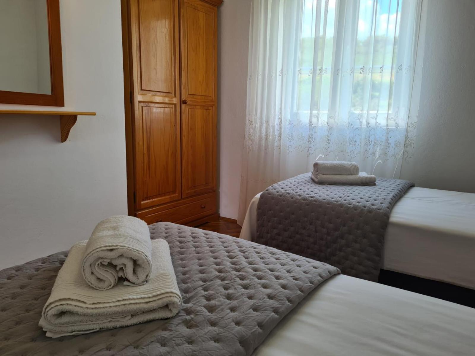 Apartments Jelena Supetar - Four Apartments - A Small House With A Private Yard - Two-Room Apartment With A Sea View - Studio Apartment - Two-Room Apartment With Garden View- Free Parking Kültér fotó