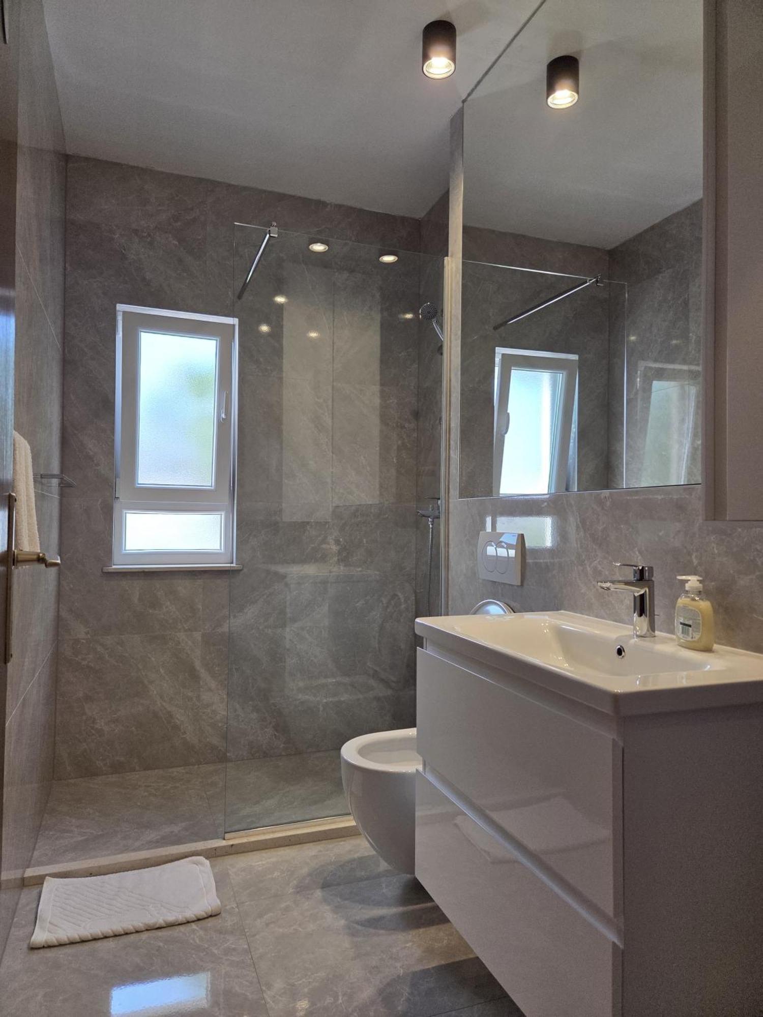 Apartments Jelena Supetar - Four Apartments - A Small House With A Private Yard - Two-Room Apartment With A Sea View - Studio Apartment - Two-Room Apartment With Garden View- Free Parking Kültér fotó