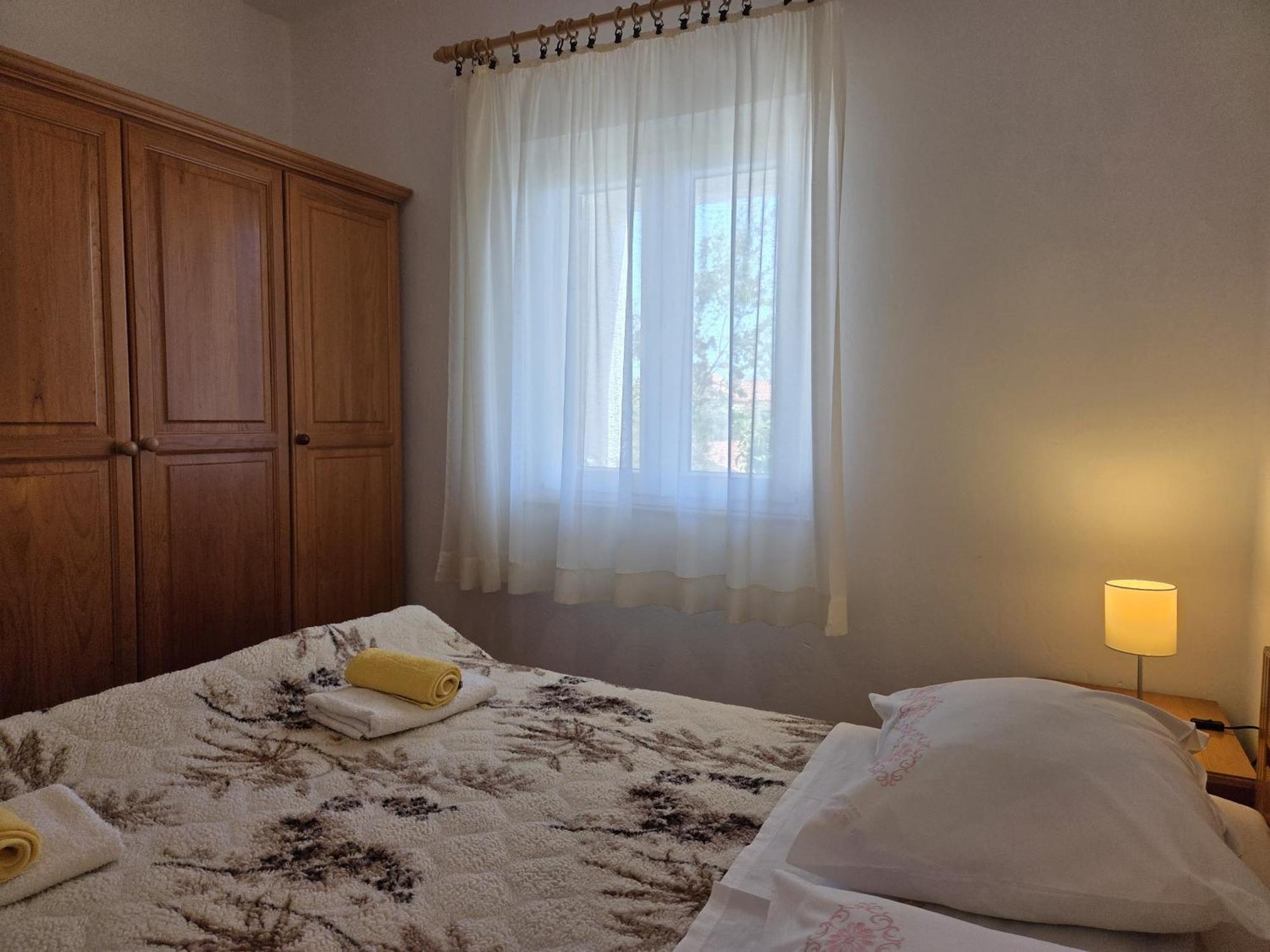 Apartments Jelena Supetar - Four Apartments - A Small House With A Private Yard - Two-Room Apartment With A Sea View - Studio Apartment - Two-Room Apartment With Garden View- Free Parking Kültér fotó