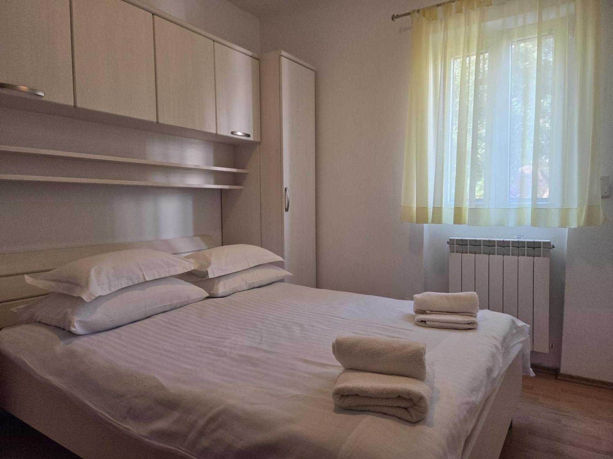 Apartments Jelena Supetar - Four Apartments - A Small House With A Private Yard - Two-Room Apartment With A Sea View - Studio Apartment - Two-Room Apartment With Garden View- Free Parking Kültér fotó