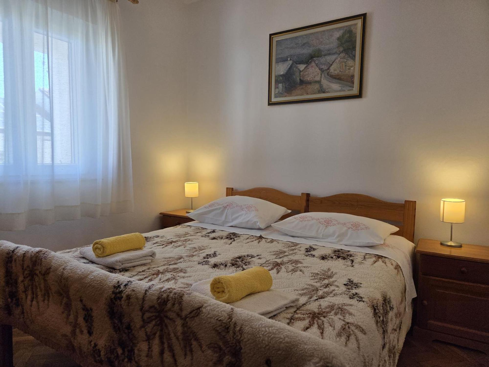 Apartments Jelena Supetar - Four Apartments - A Small House With A Private Yard - Two-Room Apartment With A Sea View - Studio Apartment - Two-Room Apartment With Garden View- Free Parking Kültér fotó