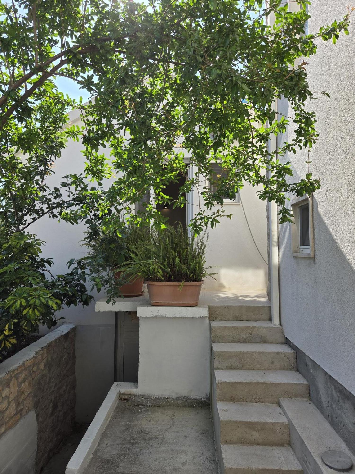 Apartments Jelena Supetar - Four Apartments - A Small House With A Private Yard - Two-Room Apartment With A Sea View - Studio Apartment - Two-Room Apartment With Garden View- Free Parking Kültér fotó