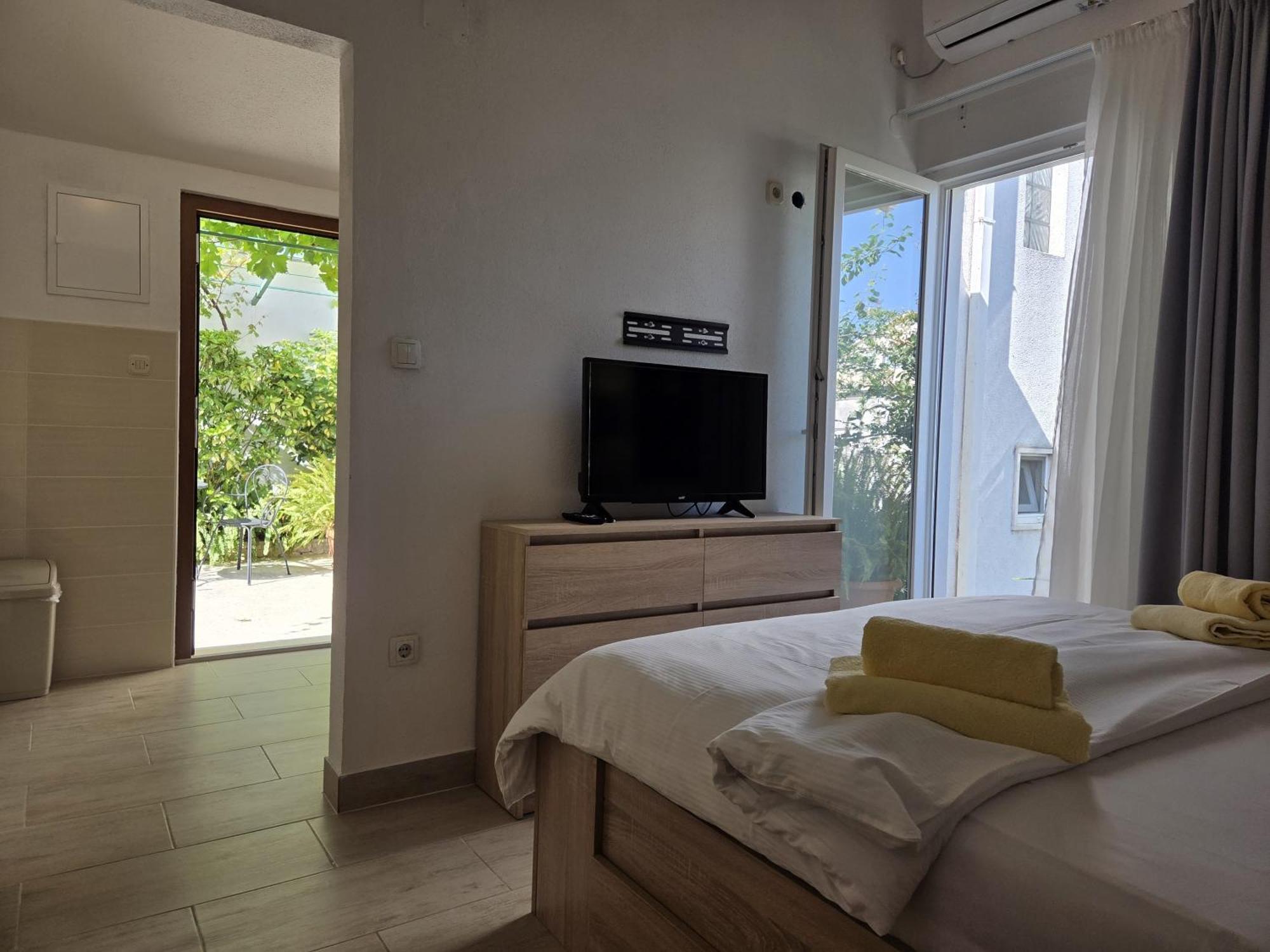 Apartments Jelena Supetar - Four Apartments - A Small House With A Private Yard - Two-Room Apartment With A Sea View - Studio Apartment - Two-Room Apartment With Garden View- Free Parking Kültér fotó