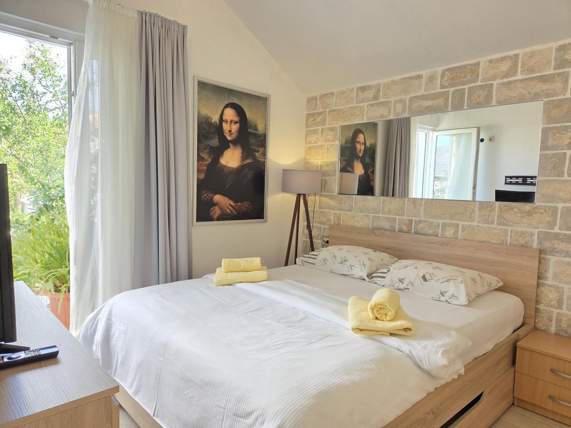 Apartments Jelena Supetar - Four Apartments - A Small House With A Private Yard - Two-Room Apartment With A Sea View - Studio Apartment - Two-Room Apartment With Garden View- Free Parking Kültér fotó