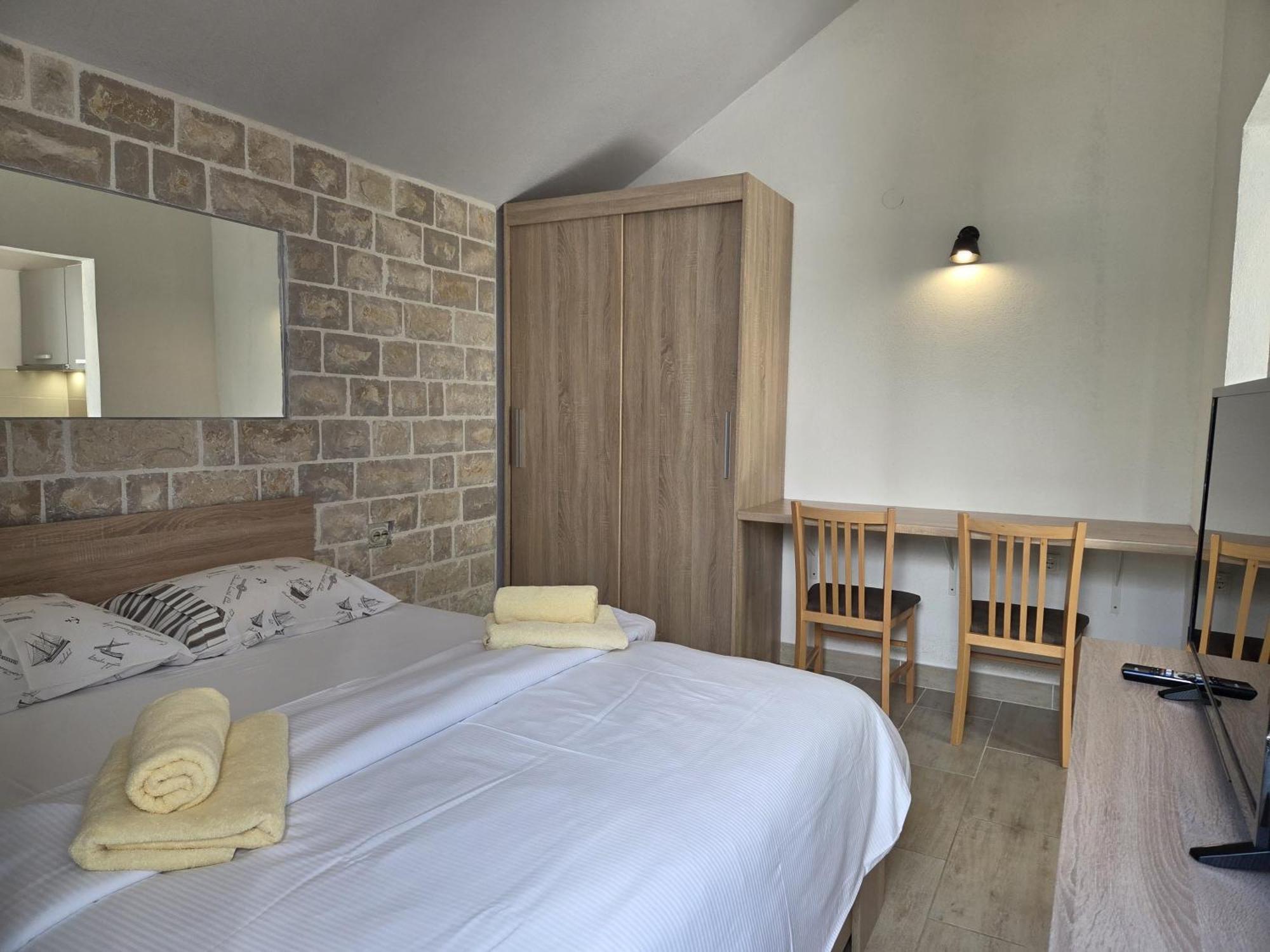 Apartments Jelena Supetar - Four Apartments - A Small House With A Private Yard - Two-Room Apartment With A Sea View - Studio Apartment - Two-Room Apartment With Garden View- Free Parking Kültér fotó